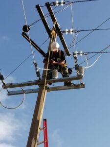 REPARACION DE LINEA DE MEDIA TENSION